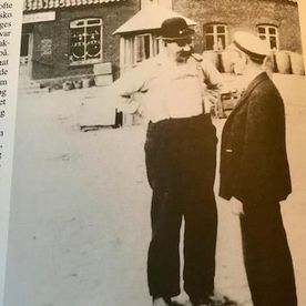 Thorvald Hansen står på Mejeripladsen og taler med Biograf direktør Bech i 1930érne
